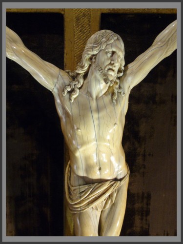 Art sacré, objets religieux  - Christ en ivoire d'époque XVIIIe siècle