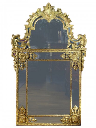 Miroir à parecloses en bois sculpté et doré d'époque Régence