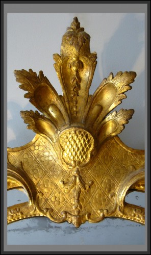 XVIIIe siècle - Miroir en bois sculpté et doré et parcloses de glaces