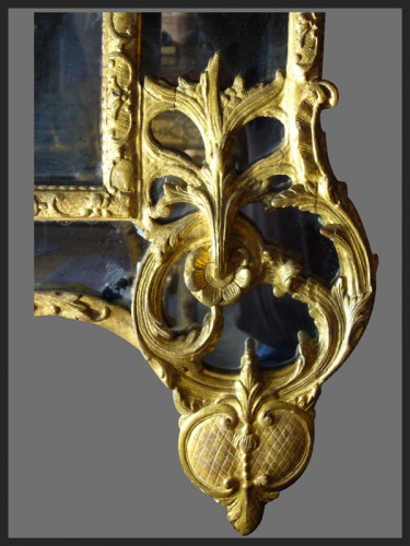 Miroir en bois sculpté et doré et parcloses de glaces - Louis XV