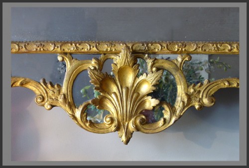 Louis XV - Miroir en bois sculpté et doré et parcloses de glaces