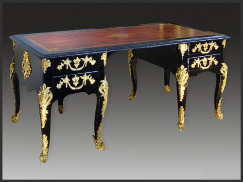 Bureau plat en bois noirci d'époque premier tiers du XVIIIe siècle - Mobilier Style Louis XIV