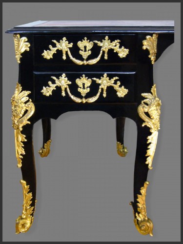 Mobilier Bureau et Secrétaire - Bureau plat en bois noirci d'époque premier tiers du XVIIIe siècle