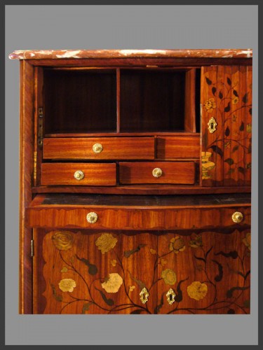 Mobilier Bureau et Secrétaire - Secrétaire marqueté d'époque Louis XV estampillé Denis GENTY