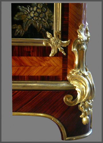 XVIIIe siècle - Armoire en laque de Coromandel d'époque Louis XV estampillée BVRB