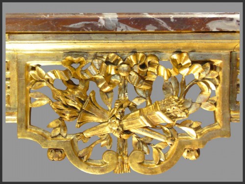 XVIIIe siècle - Table de milieu en bois sculpté et doré d'époque Louis XVI