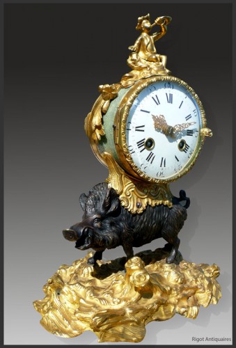 Pendule "au sanglier" d'époque Louis XV - Horlogerie Style Louis XV