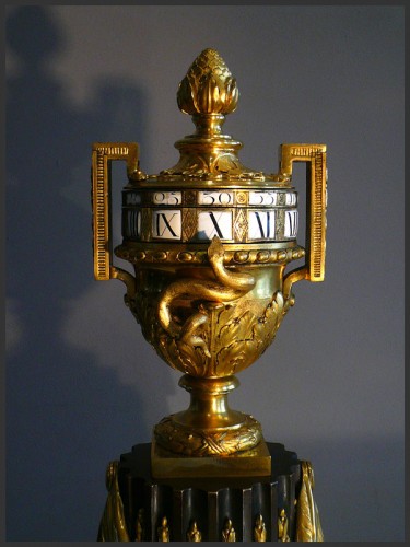 Pendule à cadran tournant d'époque Louis XVI attribuée à Osmond - Horlogerie Style Louis XVI