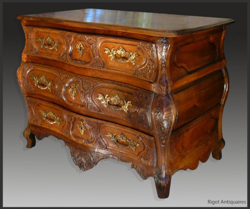 Commode lyonnaise en bois de noyer d'époque Louis XV - Mobilier Style Louis XV