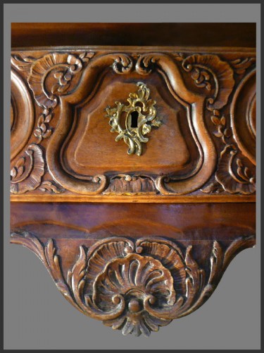 Mobilier Commode - Commode lyonnaise en bois de noyer d'époque Louis XV