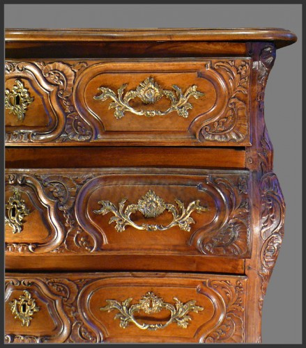 XVIIIe siècle - Commode lyonnaise en bois de noyer d'époque Louis XV