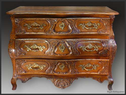 Antiquités - Commode lyonnaise en bois de noyer d'époque Louis XV