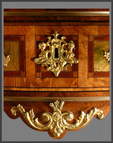 18th century - French commode  with bronzes with the &quot;R&quot; crowned 