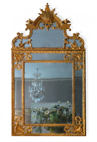 Miroir en bois sculpté et doré d'époque Régence