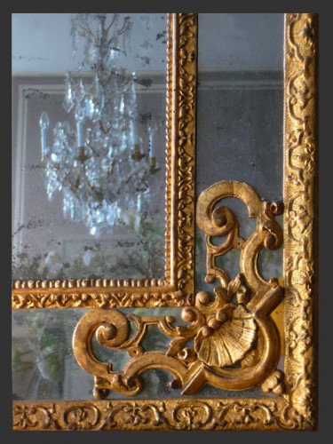 XVIIIe siècle - Miroir en bois sculpté et doré d'époque Régence