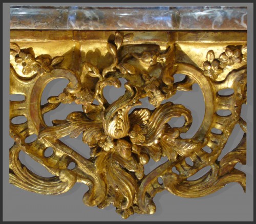 XVIIIe siècle - Console en bois doré et sculpté d’époque Louis XV