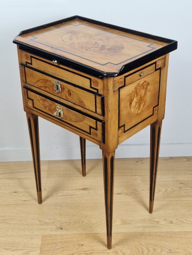 XVIIIe siècle - Petite table à écrire estampillée de Jean François Hache