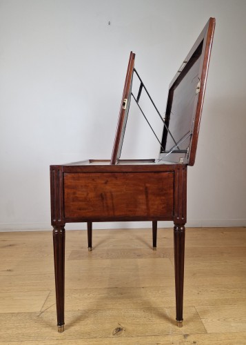 A Louis XVI desk, with mechanism attributed to Caspar Schneider - Furniture Style Louis XVI