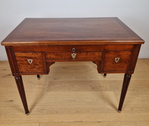 Antiquités - A Louis XVI desk, with mechanism attributed to Caspar Schneider