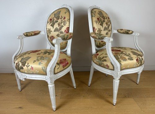 Antiquités - Paire de fauteuils Louis XVI estampillés OTHON