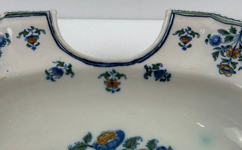 Porcelain & Faience  - Beard dish in polychrome Moustiers faïence, 18th century.
