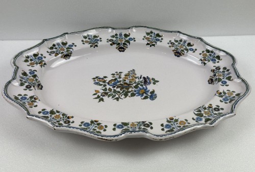 Important Plat Olong en faïence de Moustiers polychrome - Céramiques, Porcelaines Style Louis XV