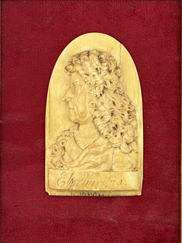 Plaquette en ivoire sculptée en bas-relief XVIIe siècle - Objets de Vitrine Style Louis XIII