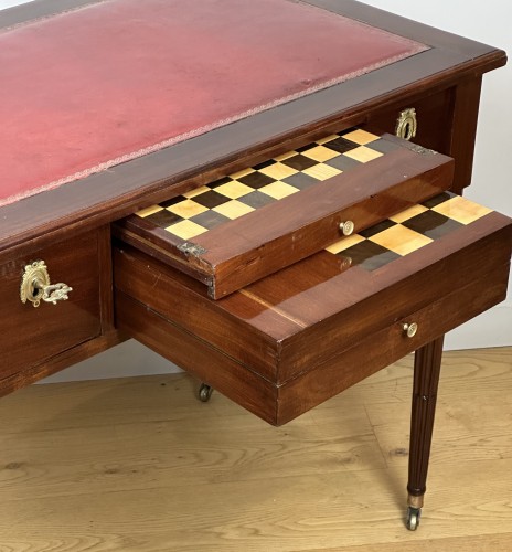 Louis XVI - A Louis XVI  small desk-game of boudoir with evolution 18th Century circa 1