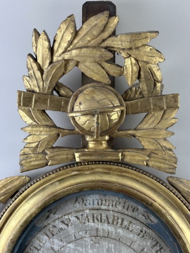 Baromètre néo- classique aux attributs scientifiques d’époque Louis XVI - Objet de décoration Style Louis XVI