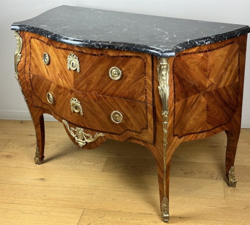 Mobilier Commode - Commode d’époque Louis XV estampillée Antoine-Pierre Jacot vers 1766 -1770.