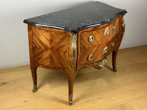 Antiquités - Commode d’époque Louis XV estampillée Antoine-Pierre Jacot vers 1766 -1770.
