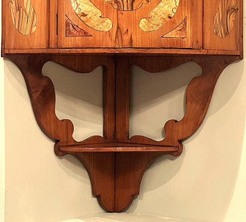 Louis XV - Etagère d’angle Louis XV coestampillée de Pierre Hache et Jean-François Hache