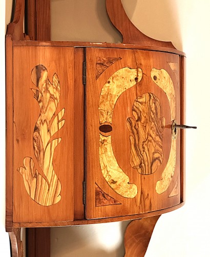 Antiquités - Etagère d’angle Louis XV coestampillée de Pierre Hache et Jean-François Hache