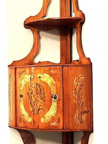 Antiquités - Etagère d’angle Louis XV coestampillée de Pierre Hache et Jean-François Hache