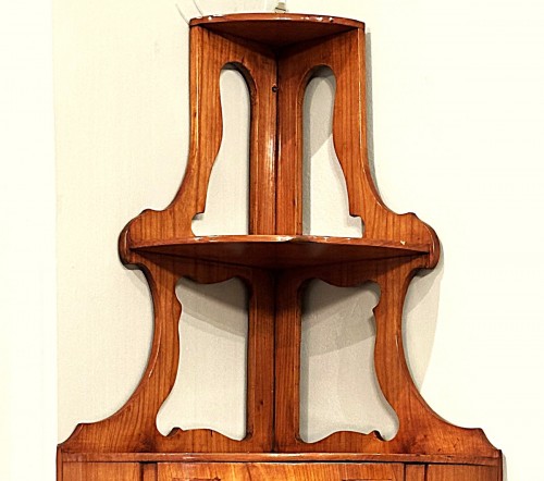 Etagère d’angle Louis XV coestampillée de Pierre et Jean-François Hache vers 1760-1765 - Sérignan Antiquités