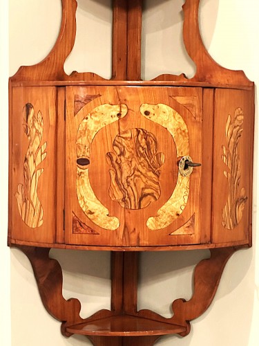 XVIIIe siècle - Etagère d’angle Louis XV coestampillée de Pierre et Jean-François Hache vers 1760-1765