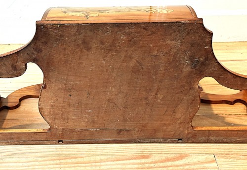 Antiquités - Etagère d’angle Louis XV coestampillée de Pierre et Jean-François Hache vers 1760-1765