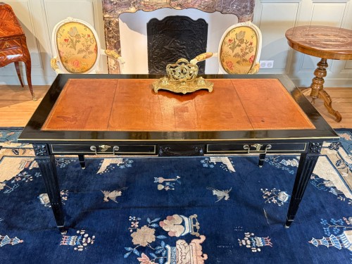 Large, flat-topped center desk from the Louis XVI period, circa 1785–1790 - Furniture Style Louis XVI