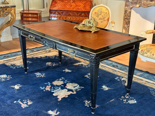 18th century - Large, flat-topped center desk from the Louis XVI period, circa 1785–1790