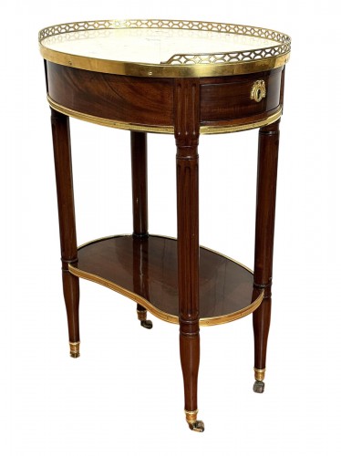 Petite table de salon Louis XVI estampillée Canabas