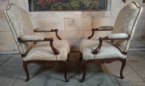 French Regence - A pair of Regence walnut- armchairs, Early 18th Century