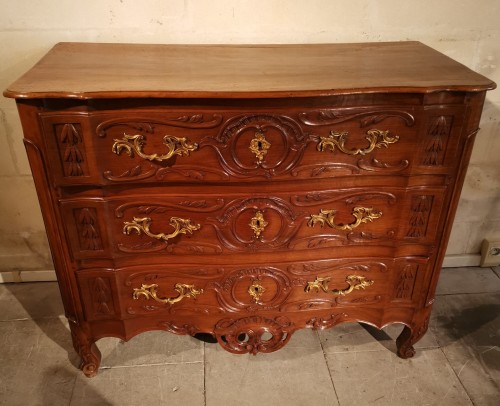 Furniture  - A solid walnut Provençal commode mid 18th century, circa 1750