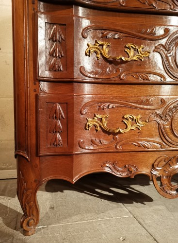 A solid walnut Provençal commode mid 18th century, circa 1750 - Louis XV