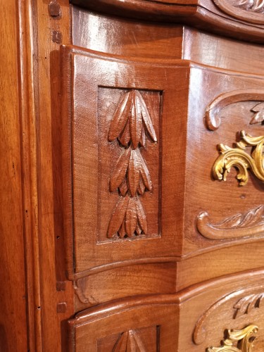 Louis XV - A solid walnut Provençal commode mid 18th century, circa 1750