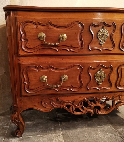 18th century - A solid walnut Provençal commode mid 18th century, circa 1740