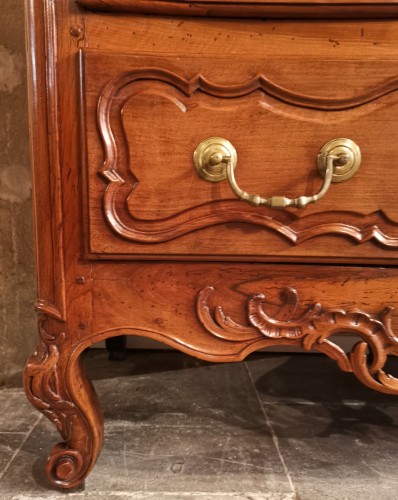 A solid walnut Provençal commode mid 18th century, circa 1740 - Louis XV