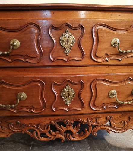 Louis XV - A solid walnut Provençal commode mid 18th century, circa 1740