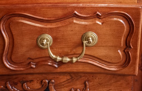 Antiquités - A solid walnut Provençal commode mid 18th century, circa 1740