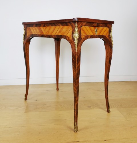 A Louis XV marquetry table, known as &quot;à billets doux&quot; 18th century. - Furniture Style Louis XV