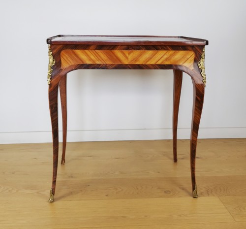 A Louis XV marquetry table, known as &quot;à billets doux&quot; 18th century. - Louis XV